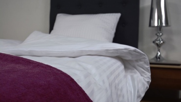 Dlaczego biała pościel i paski są aktualnie trendy w branży Horeca?