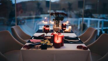 Jak usunąć plamy z wosku na obrusie?