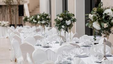 Nakrycie stołu weselnego - co powinno się na nim znaleźć?