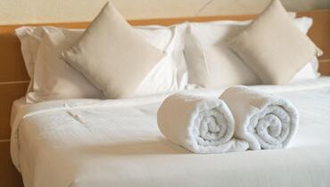 Jak pościelić łóżko hotelowe? Elegancja na twoim łóżku