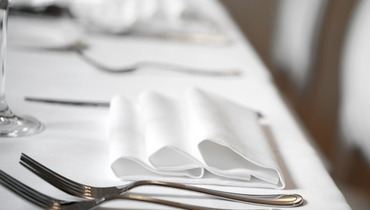 Jak dobrać odpowiedni rozmiar obrusu - ile powinien zwisać obrus?